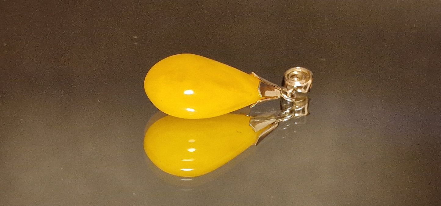 Artistic Design a "Little Beauty" of the Royal Collection Amber Pendant