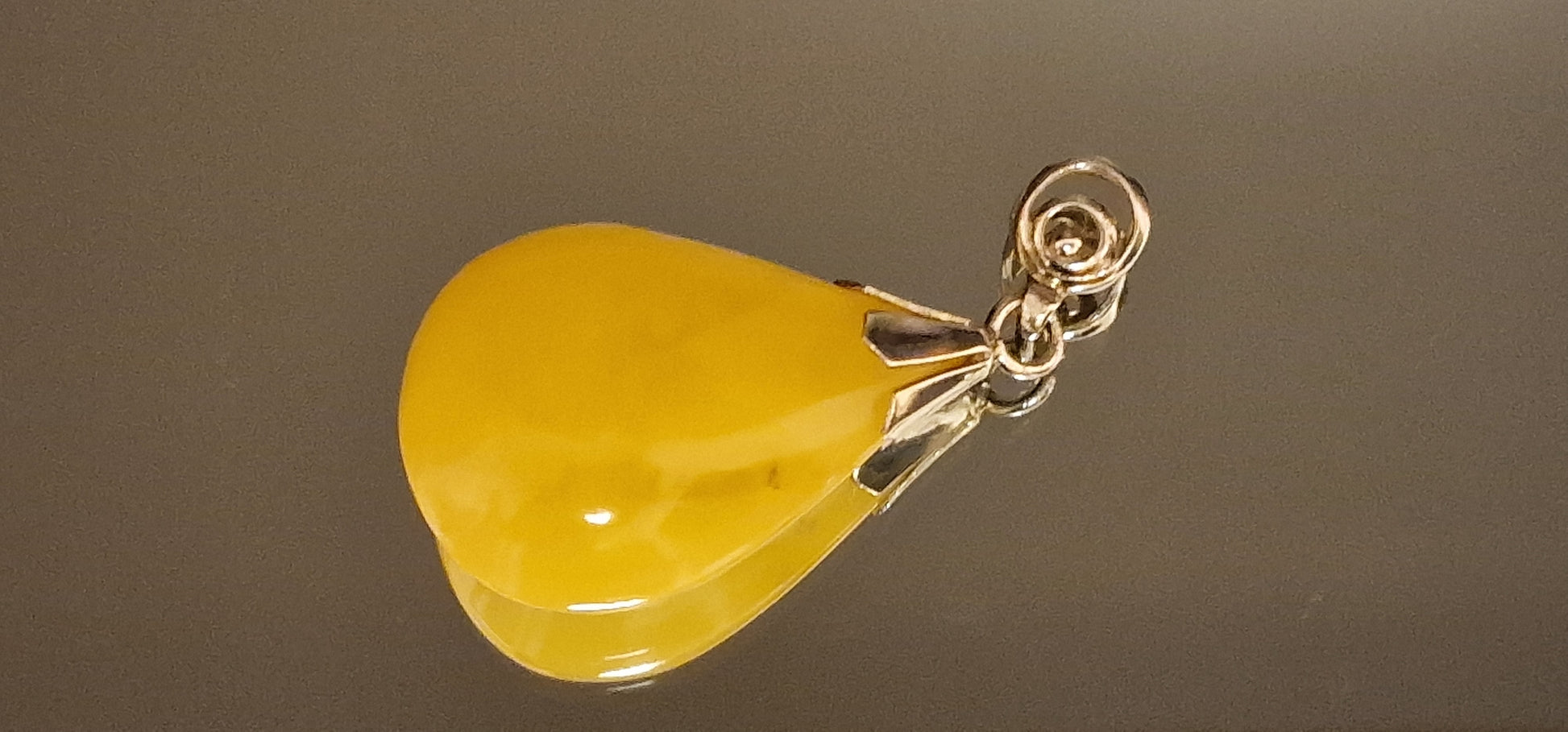 Artistic Design a "Little Beauty" of the Royal Collection Amber Pendant