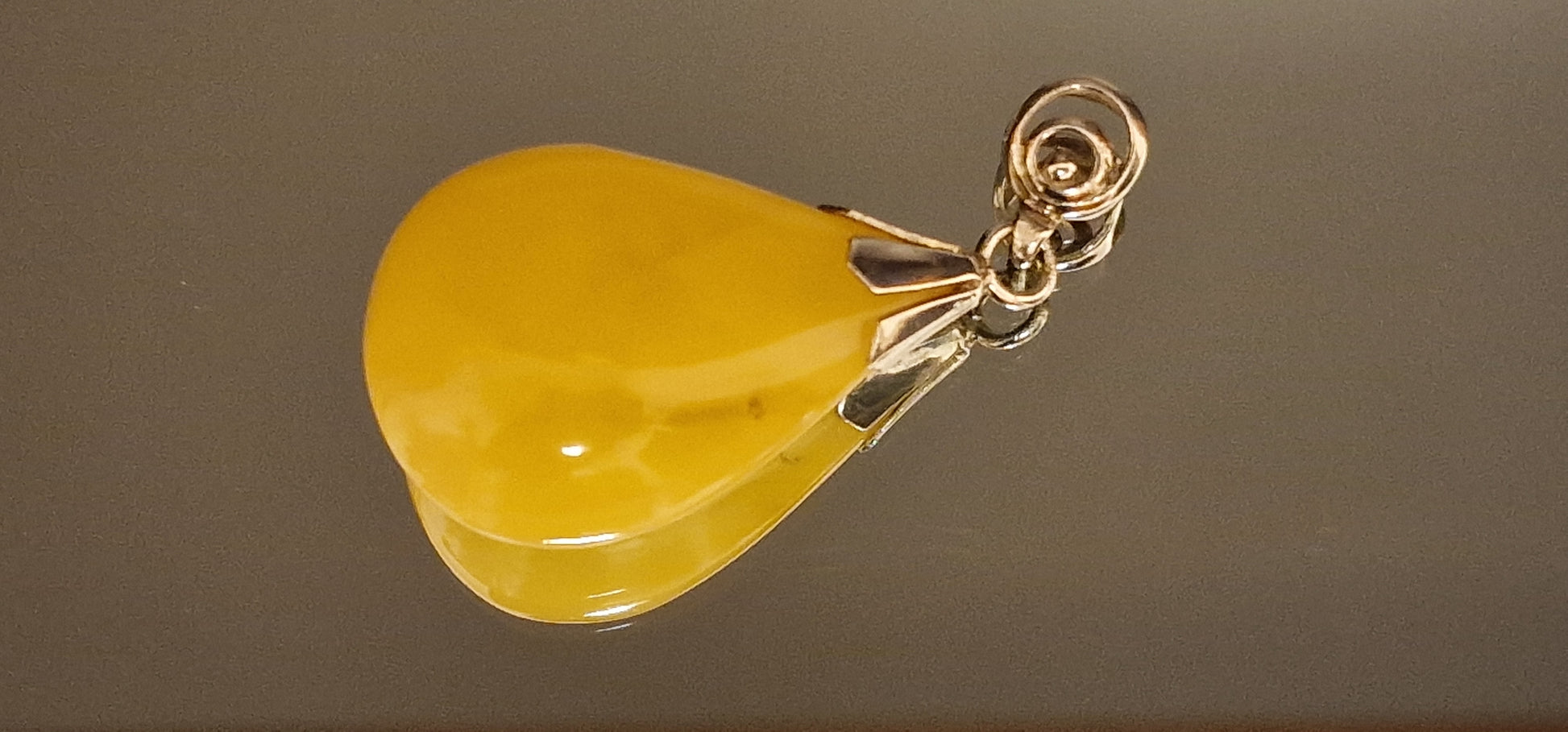 Artistic Design a "Little Beauty" of the Royal Collection Amber Pendant