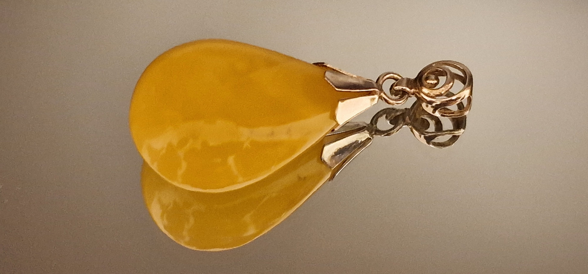 Artistic Design a "Little Beauty" of the Royal Collection Amber Pendant