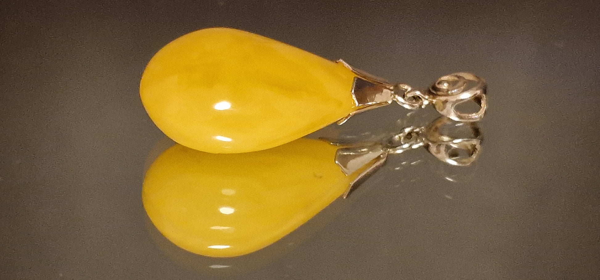 Artistic Design a "Little Beauty" of the Royal Collection Amber Pendant